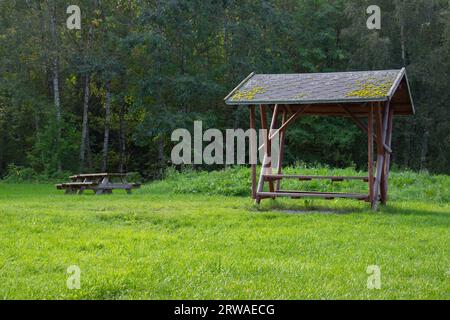 Table de pique-nique en bois avec un parapluie en bois Banque D'Images