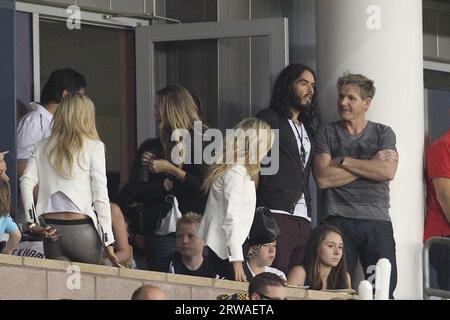 Los Angeles, USA 17 septembre 2023 IMAGE DE FICHIER datée du 28 octobre 2012 Russell Brand avec Victoria Beckham et Gordon Ramsey regarder LA Galaxy v Seattle Sounders au Home Depot Center, Carson, Californie, USA/ crédit : Headlinephoto/Alamy Live News Banque D'Images