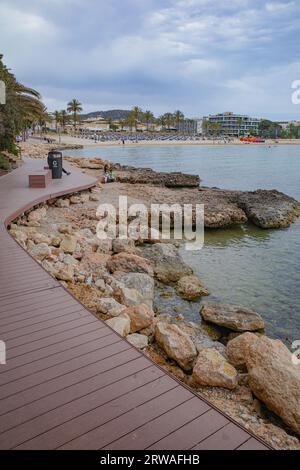 Santa Ponsa, Espagne - 7 mai 2023 : Plage et littoral dans la ville touristique de Santa Ponsa, Majorque Banque D'Images