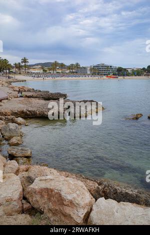 Santa Ponsa, Espagne - 7 mai 2023 : Plage et littoral dans la ville touristique de Santa Ponsa, Majorque Banque D'Images