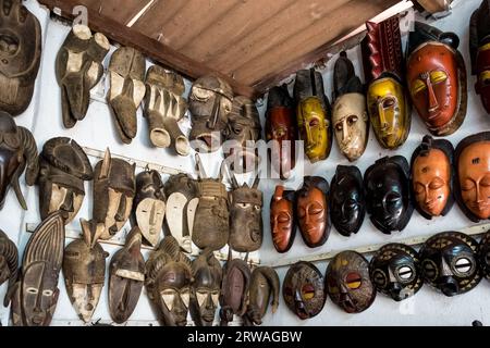 Masques et artisanat de Côte d'Ivoire : art symbolique dans les divinités, les esprits et les animaux reflétant la profondeur des traditions ivoiriennes Banque D'Images