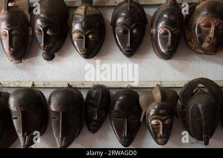 Masques et artisanat de Côte d'Ivoire : art symbolique dans les divinités, les esprits et les animaux reflétant la profondeur des traditions ivoiriennes Banque D'Images