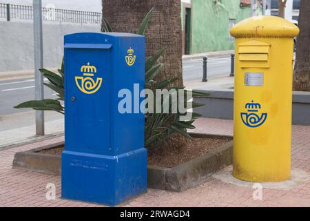 Août 2023. Tenerife, Espagne. Image de deux boîtes aux lettres, une bleue et une jaune de la société espagnole Correos sur la voie publique Banque D'Images