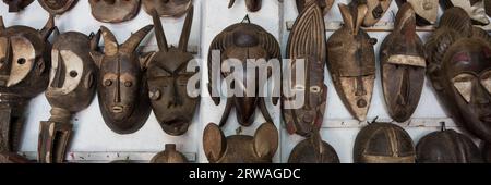 Masques et artisanat de Côte d'Ivoire : art symbolique dans les divinités, les esprits et les animaux reflétant la profondeur des traditions ivoiriennes Banque D'Images