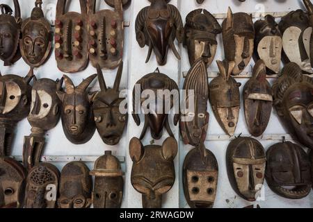 Masques et artisanat de Côte d'Ivoire : art symbolique dans les divinités, les esprits et les animaux reflétant la profondeur des traditions ivoiriennes Banque D'Images