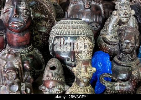 Masques et artisanat de Côte d'Ivoire : art symbolique dans les divinités, les esprits et les animaux reflétant la profondeur des traditions ivoiriennes Banque D'Images