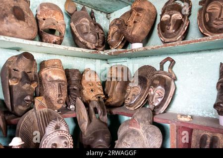 Masques et artisanat de Côte d'Ivoire : art symbolique dans les divinités, les esprits et les animaux reflétant la profondeur des traditions ivoiriennes Banque D'Images