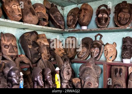 Masques et artisanat de Côte d'Ivoire : art symbolique dans les divinités, les esprits et les animaux reflétant la profondeur des traditions ivoiriennes Banque D'Images