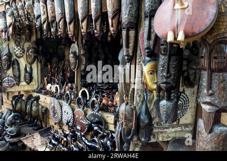 Masques et artisanat de Côte d'Ivoire : art symbolique dans les divinités, les esprits et les animaux reflétant la profondeur des traditions ivoiriennes Banque D'Images