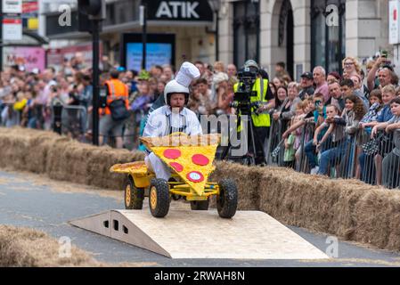 Rallye de boîtes à savon de Colchester. Soapbox derby course de gravité dans la High Street de Colchester, Essex, Royaume-Uni. Participant 26, moto Pizza Banque D'Images