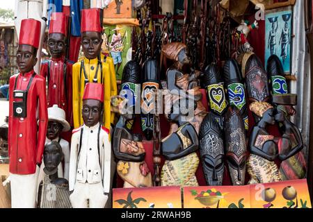 Masques et artisanat de Côte d'Ivoire : art symbolique dans les divinités, les esprits et les animaux reflétant la profondeur des traditions ivoiriennes Banque D'Images