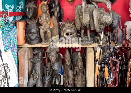 Masques et artisanat de Côte d'Ivoire : art symbolique dans les divinités, les esprits et les animaux reflétant la profondeur des traditions ivoiriennes Banque D'Images