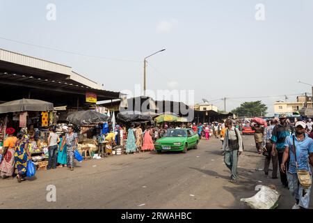 Vue sur le marché d'Adjamé, un marché réputé et culturellement significatif dans le quartier animé d'Adjamé, Abidjan, Côte d'Ivoire Banque D'Images