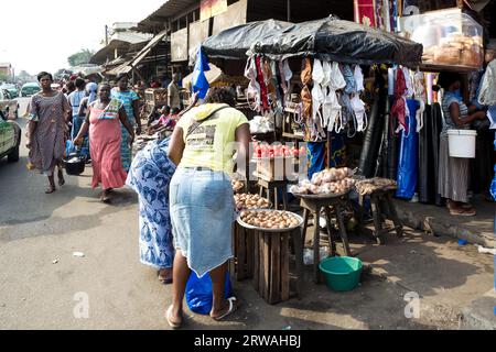 Vue sur le marché d'Adjamé, un marché réputé et culturellement significatif dans le quartier animé d'Adjamé, Abidjan, Côte d'Ivoire Banque D'Images