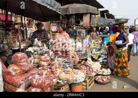 Vue sur le marché d'Adjamé, un marché réputé et culturellement significatif dans le quartier animé d'Adjamé, Abidjan, Côte d'Ivoire Banque D'Images