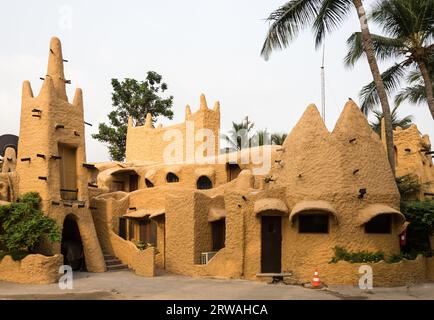 Vue de l'Hôtel le Wafou à Abidjan, Côte d'Ivoire, inspiré par la culture et l'art du peuple Dogon installés au Mali et dans le nord de la Côte d'Ivoire Banque D'Images