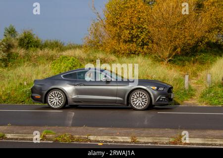 2016 gris Ford Mustang GT manuelle à 6 vitesses en route vers Southport, Royaume-Uni Banque D'Images