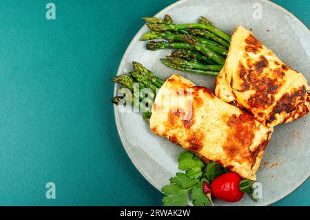 Délicieuse omelette aux œufs cuite avec des asperges vertes. Espace pour le texte Banque D'Images