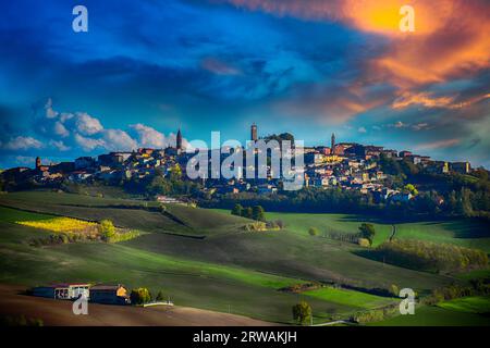 Village perché entouré de terres agricoles, Monferrato, Alessandria, Piémont, Italie Banque D'Images