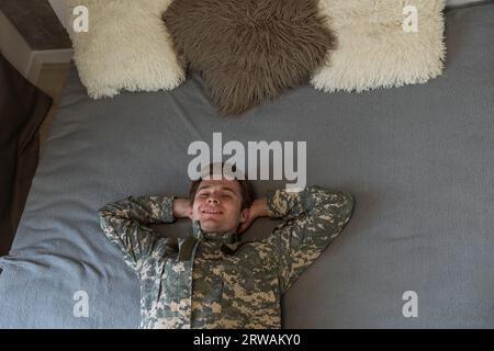 Un plan rapproché d'un soldat dormant dans son lit. Banque D'Images