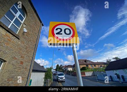 Swansea, Royaume-Uni. 18 septembre 2023. Nouveau panneau de signalisation routière de limite de vitesse de 20 mph dans le quartier de Killay à Swansea, au sud du pays de Galles. Le pays de Galles est devenu la première partie du Royaume-Uni à réduire les limites de vitesse dans les agglomérations de 30 mph à 20 mph. La nouvelle loi est entrée en vigueur le dimanche 17 septembre 2023. Crédit : Phil Rees/Alamy Live News Banque D'Images