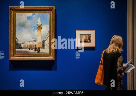 Londres, Royaume-Uni. 18 septembre 2023. Boningtons vues de Venise, y compris la Piazza San Marco, 1828 (tableau plus grand) - Turner et Bonington : Aquarelles de la Wallace Collection court du 20 septembre 2023 au 21 avril 2024. Crédit : Guy Bell/Alamy Live News Banque D'Images
