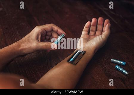 Image conceptuelle d'un homme fatigué rechargeant sa batterie Banque D'Images