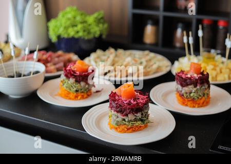 Salade de légumes sur une assiette sur la table de fête Banque D'Images