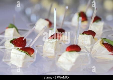 Canapés desserts avec fraises et crème Banque D'Images