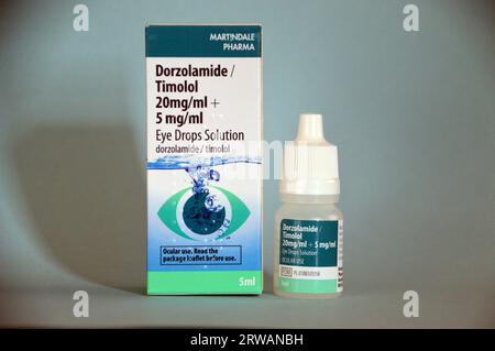 Boîte et bouteille de Dorzolamide/Timolol 20mg/ml + 5mg/ml Daily Eye Drop solution de Martindale/Pharma pour traiter le glaucome et l'hypertension oculaire. Banque D'Images