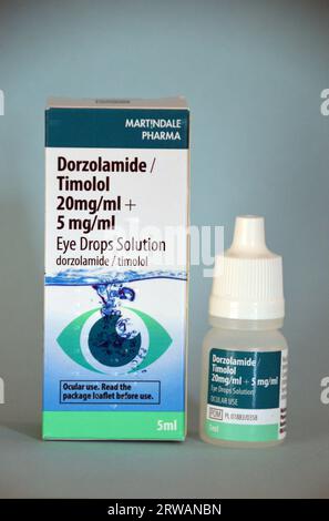 Boîte et bouteille de Dorzolamide/Timolol 20mg/ml + 5mg/ml Daily Eye Drop solution de Martindale/Pharma pour traiter le glaucome et l'hypertension oculaire. Banque D'Images