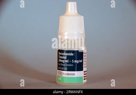 Petite bouteille de Dorzolamide/Timolol 20mg/ml + 5mg/ml Daily Eye Drop solution de Martindale/Pharma pour traiter le glaucome et l'hypertension oculaire. Banque D'Images