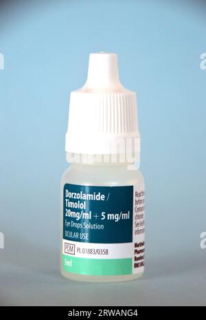 Petite bouteille de Dorzolamide/Timolol 20mg/ml + 5mg/ml Daily Eye Drop solution de Martindale/Pharma pour traiter le glaucome et l'hypertension oculaire. Banque D'Images