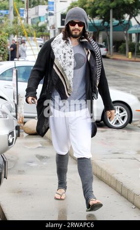 Los Angeles, USA 18 septembre 2023 IMAGE DE FICHIER datée du 11 octobre 2012 Russell Brand se dirige vers le yoga à West Hollywood, Californie. Crédit : Headlinephoto/Alamy Live News Banque D'Images
