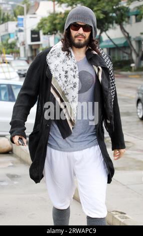 Los Angeles, USA 18 septembre 2023 IMAGE DE FICHIER datée du 11 octobre 2012 Russell Brand se dirige vers le yoga à West Hollywood, Californie. Crédit : Headlinephoto/Alamy Live News Banque D'Images