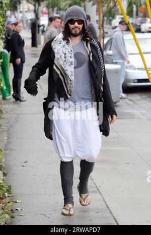 Los Angeles, USA 18 septembre 2023 IMAGE DE FICHIER datée du 11 octobre 2012 Russell Brand se dirige vers le yoga à West Hollywood, Californie. Crédit : Headlinephoto/Alamy Live News Banque D'Images