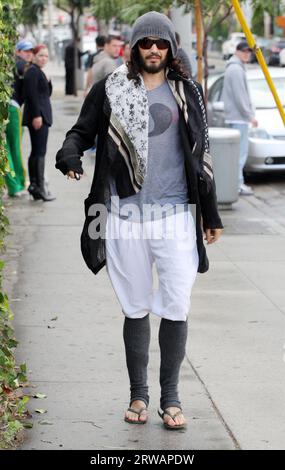 Los Angeles, USA 18 septembre 2023 IMAGE DE FICHIER datée du 11 octobre 2012 Russell Brand se dirige vers le yoga à West Hollywood, Californie. Crédit : Headlinephoto/Alamy Live News Banque D'Images