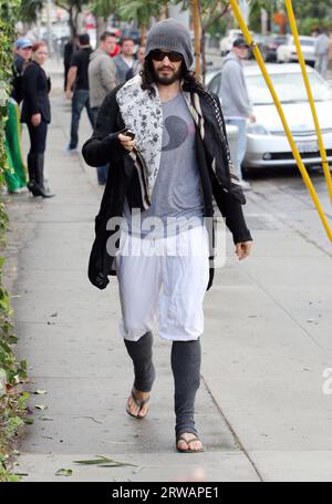 Los Angeles, USA 18 septembre 2023 IMAGE DE FICHIER datée du 11 octobre 2012 Russell Brand se dirige vers le yoga à West Hollywood, Californie. Crédit : Headlinephoto/Alamy Live News Banque D'Images