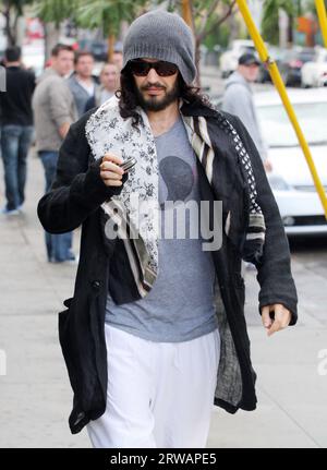 Los Angeles, USA 18 septembre 2023 IMAGE DE FICHIER datée du 11 octobre 2012 Russell Brand se dirige vers le yoga à West Hollywood, Californie. Crédit : Headlinephoto/Alamy Live News Banque D'Images