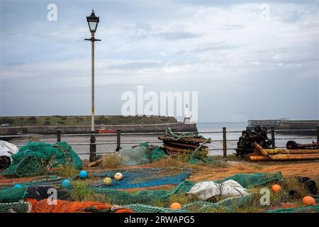 Marée basse et paraphernalia de pêche abandonnée à Maryport Harbour, West Cumbria, Royaume-Uni Banque D'Images