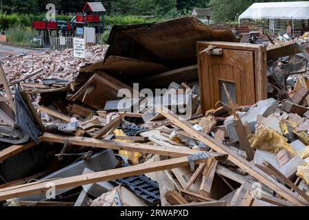 Restes du pub Crooked House à Himley où un incendie a éclaté le week-end dans des circonstances inexpliquées, et qui a été démoli de manière inattendue moins de deux jours plus tard, irritant la population locale le 11 août 2023 près de Dudley, Royaume-Uni. La police enquête sur les circonstances de l'incendie en tant qu'incendie criminel et tente d'établir si la démolition était légale. L’aspect distinctif de la Crooked House a été le résultat de l’affaissement minier qui a fait qu’un côté du bâtiment était environ 1,2 m plus bas que l’autre. Il était connu comme «Britains Wonkiest pub», et illusions d'optique ins Banque D'Images