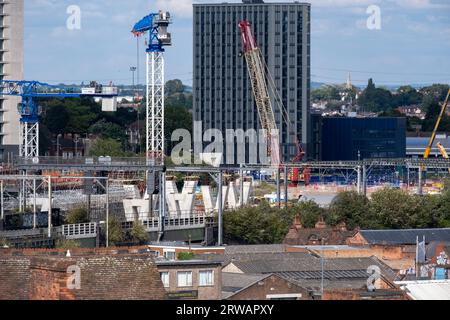 Le chantier de construction en tant que support pour les voies surélevées entrantes commence à prendre forme près de la station de la ligne principale HS2 à Curzon Street le 7 août 2023 à Birmingham, au Royaume-Uni. Le plan directeur de Curzon Street couvre une zone de régénération de 141 hectares, axée sur la station HS2 Curzon Street dans le centre-ville de Birmingham, combinée à environ 700 millions d'investissements dans les environs, y compris de nouvelles maisons et des développements commerciaux. High Speed 2 est un chemin de fer à grande vitesse en partie prévu au Royaume-Uni avec sa première phase dans les premiers stades de construction, la deuxième phase est encore Banque D'Images