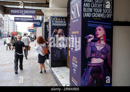 Affiches de théâtre West End pour la comédie musicale six au Vaudeville Theatre on the Strand au cœur du théâtre londons le 14 août 2023 à Londres, Royaume-Uni. Le West End Theatre est un théâtre professionnel classique mis en scène dans les grands théâtres du West End de Londres et à proximité, qui a également été surnommé Theatreland. Le théâtre West End est généralement considéré comme représentant le plus haut niveau de théâtre commercial. Banque D'Images