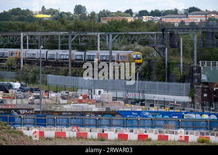 Le chantier de construction en tant que support pour les voies surélevées entrantes commence à prendre forme près de la station de la ligne principale HS2 à Curzon Street le 7 août 2023 à Birmingham, au Royaume-Uni. Le plan directeur de Curzon Street couvre une zone de régénération de 141 hectares, axée sur la station HS2 Curzon Street dans le centre-ville de Birmingham, combinée à environ 700 millions d'investissements dans les environs, y compris de nouvelles maisons et des développements commerciaux. High Speed 2 est un chemin de fer à grande vitesse en partie prévu au Royaume-Uni avec sa première phase dans les premiers stades de construction, la deuxième phase est encore Banque D'Images