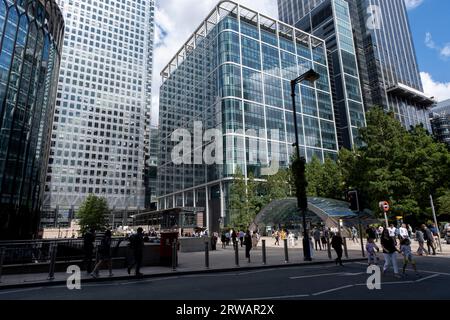 One Canada Square, au cœur du quartier financier de Canary Wharf, le 15 août 2023 à Londres, Royaume-Uni. Canary Wharf est une zone située près de l'île des chiens dans le quartier londonien de Tower Hamlets et est définie par la Greater London Authority comme faisant partie du quartier central des affaires de Londres. Avec la ville de Londres, il constitue l'un des principaux centres financiers du Royaume-Uni et du monde, contenant de nombreux immeubles de grande hauteur, dont le troisième plus haut du Royaume-Uni, One Canada Square. Banque D'Images