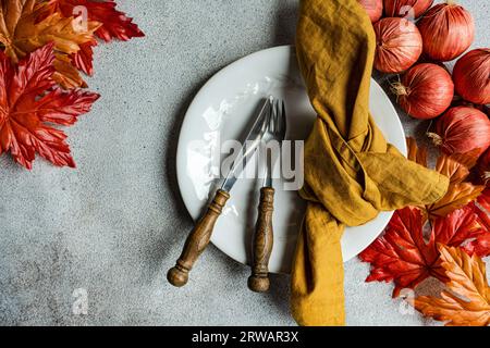 Vue aérienne d'un cadre automnal avec des feuilles d'automne et des oignons rouges Banque D'Images
