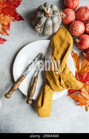 Vue aérienne d'un cadre automnal avec des feuilles d'automne, des oignons rouges et des décorations de citrouille Banque D'Images