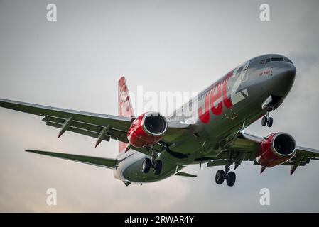 Jet2 vacances Boeing 737-8MG avion de ligne à réaction arrivant pour atterrir à l'aéroport de Manchester. Banque D'Images