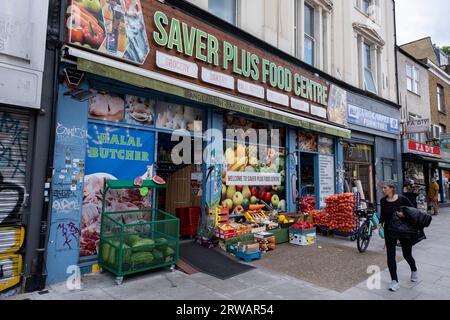 Scène de rue dans l'East End business le long de Bethnal Green Road où de nombreuses petites entreprises et boutiques indépendantes approvisionnent la région, y compris cette boutique d'alimentation le Saver plus Food Centre le 16 août 2023 à Londres, Royaume-Uni. Banque D'Images