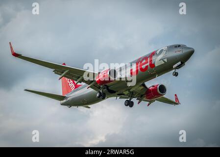 Jet2 vacances Boeing 737-8MG avion de ligne à réaction arrivant pour atterrir à l'aéroport de Manchester. Banque D'Images